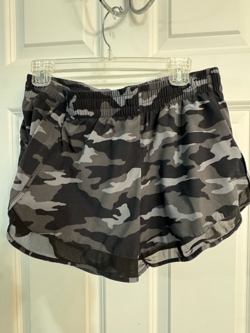 Athleta Black & Gray Camo Athletic Mesh Racer Run Mid Rise 4" Short
